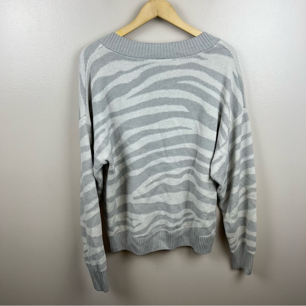 Varley Calvert Vneck Sweater Size Medium Gray Zebra Oversized Chunky Cozy Wool - Picture 3 of 10